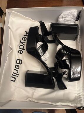 NEW Aeyde Black Patent Platform Sandals